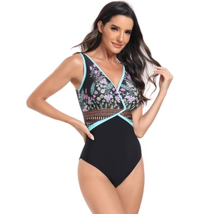 Détail d'un maillot de bain floral avec décolleté en V et tissu noir à haute élasticité
