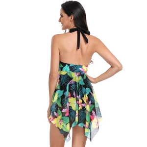 Détail du maillot de bain licou floral avec nœud au dos et ourlet en mouchoir