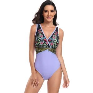 Détail du maillot de bain une pièce avec haut fleuri et bas de couleur lilas pastel