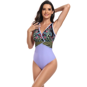 Détail d'un maillot de bain une pièce col en V avec haut floral et bas lavande