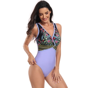 Détail du maillot de bain une pièce à col en V avec imprimé floral vintage et bas violet