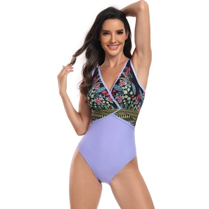 Détail d'un maillot de bain une pièce à col V, imprimé tropical et ceinture géométrique