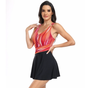 Dettaglio tankini taglie forti con stampa a onde e gonna da bagno nera a pieghe