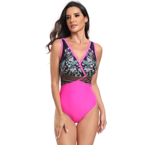 Détail du maillot de bain une pièce avec col en V croisé, imprimé floral et bordure rose