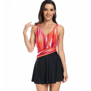 Dettaglio del costume a vestitino con scollo a V, righe rosse e anelli dorati sulle spalline