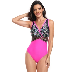 Détail du maillot de bain une pièce avec col en V croisé et motif floral vintage