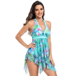 Détail d'un maillot de bain une pièce bleu clair avec imprimé floral et col en V licou