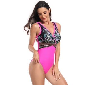 Détail du maillot de bain à fleurs rose et noir avec empiècement en résille et col en V
