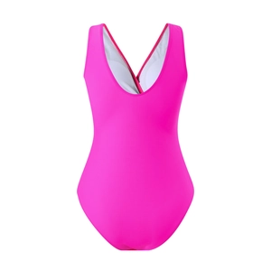 Détail d'un maillot de bain une pièce rose vif avec décolleté en V et doublure