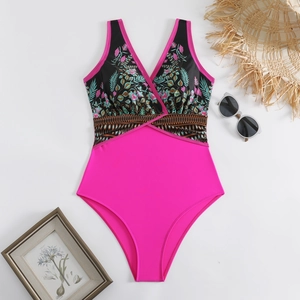 Détail d'un maillot de bain une pièce avec imprimé floral, col en V et bas rose vif