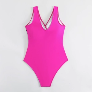 Détail à plat d'un maillot de bain fuchsia avec décolleté en V profond et design croisé