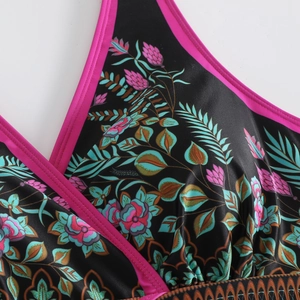 Détail du maillot de bain fleuri avec bords roses et coutures nettes sur le tissu