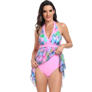 Vue détaillée du maillot de bain rose avec col en V licou et imprimé floral tropical