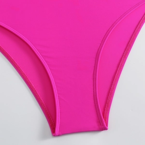 Détail de l'entrejambe du maillot de bain rose avec double surpiqûre et tissu extensible