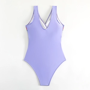 Détail d'un maillot de bain une pièce lavande avec col en V profond et motif floral