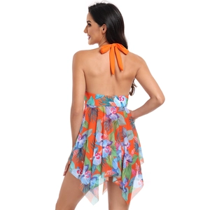 Vue détaillée du dos d'un maillot de bain licou à fleurs avec dos nu et motifs tropicaux