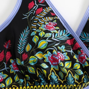 Détail de l'imprimé floral tropical et bordure violette sur maillot de bain noir