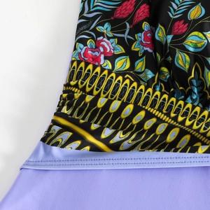 Gros plan détaillé du tissu imprimé floral avec coutures plates sur le maillot