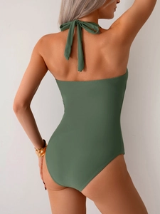 Vue de dos du maillot de bain vert olive avec attache dos nu et coupe dos nu sexy