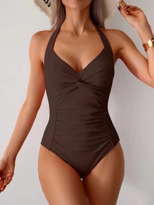 Détail du maillot de bain licou marron avec nœud en V et texture froncée amincissante