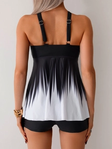 Detail des Tankini-Oberteils mit schwarz-weißem Flammen-Farbverlauf und Metallringen am Rücken