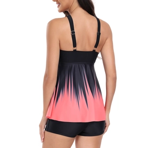 Detail der verstellbaren schwarzen Träger und des rosa Verlaufsdrucks auf dem Tankini