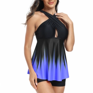 Detailaufnahme von Neckholder-Tankini mit Ausschnitt und blauem Farbverlauf