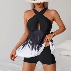 Zweiteiliger Tankini mit Neckholder-Oberteil, Farbverlauf und schwarzen Kastenbadehosen