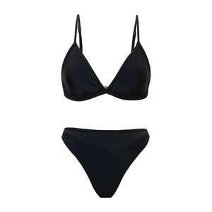 Detailansicht des schwarzen Bikini-Sets mit Metallring-Verbindung und hoch ausgeschnittenem Slip