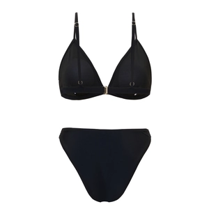 Detail eines schwarzen Bikini-Sets mit verstellbaren Trägern und Frontverschluss