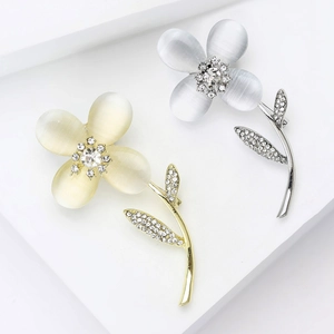 Broche fleur élégante avec pétales en pierre œil-de-chat et zircons en or et argent