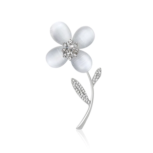 Broche fleur raffinée avec pétales d'opale blanche et zircons sur base argentée