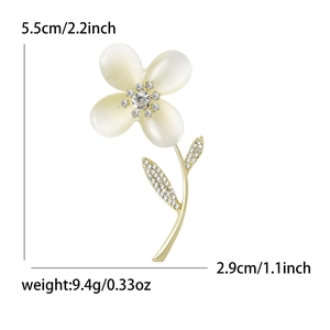 Broche fleur dorée élégante avec pétales en œil de chat et zircons étincelants