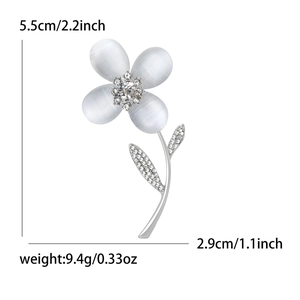 Broche fleur élégante en pierre œil de chat avec incrustation de zircone sur monture argent