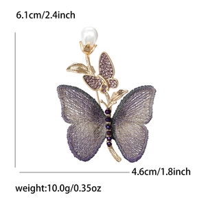 Eleganter lila Schleifen Schmetterlings Brosche mit Strass und Perle auf weißem Grund