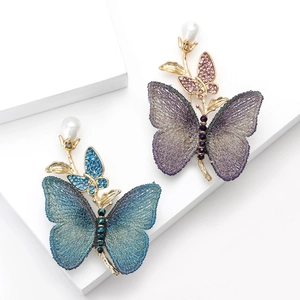 Eleganter Stoff-Schmetterlings-Brosche mit Strass und Perle auf vergoldeter Basis