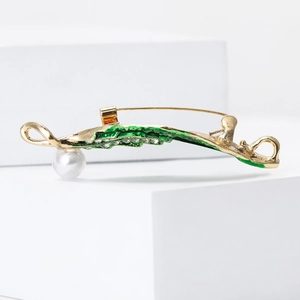 Detailansicht der grünen Emaille-Blattbrosche mit weißer Perle und Glitzersteinen