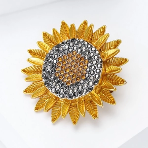 Élégante broche tournesol dorée ornée de cristaux étincelants et de pétales texturés