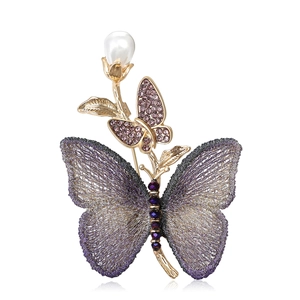 Eleganter Stoffschmetterling-Brosche mit lila Netzflügeln und rosa Strasssteinen