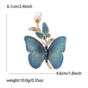 Eleganter blauer Schmetterling Brosche mit Kristallen und Perle in goldener Fassung