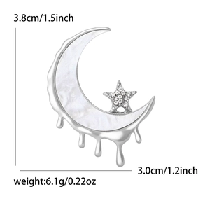 Broche croissant de lune fondante avec nacre blanche et pampilles en métal argenté