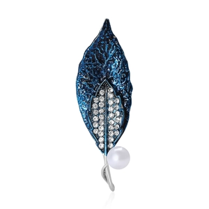 Eleganter blauer Emaille-Blatt-Brosche mit funkelnden Kristallen und weißer Perle auf Silber