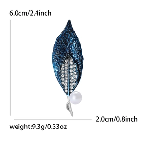 Blattbrosche mit blauem Emaille, glänzenden Strasssteinen und eleganter Perle verzierte