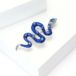 Détail d'une broche serpent avec émail bleu et cristaux sur support géométrique