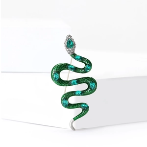 Détail macro de broche serpent vert émeraude avec émail et cristaux incrustés