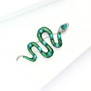 Macro de la broche serpent en émail vert avec cristaux scintillants et écailles émeraude