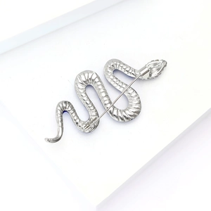 Vue arrière de la broche serpent en argent montrant les écailles et le fermoir épingle