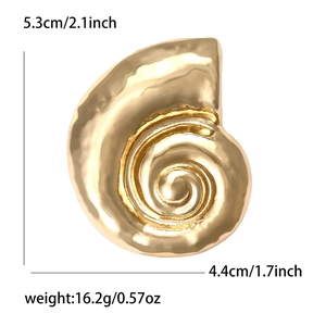 Polished gold snail shell brooch with hammered finish and size dimensions in centimeters