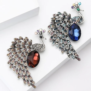 Broche paon élégante avec cristaux colorés et pierres ovales en ton argenté vintage