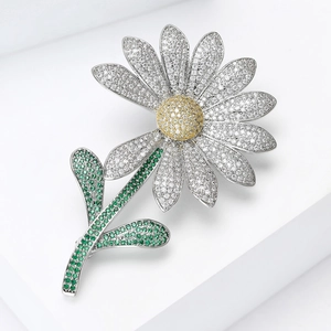 Elegante spilla a forma di margherita con diamanti bianchi e gialli su base in argento